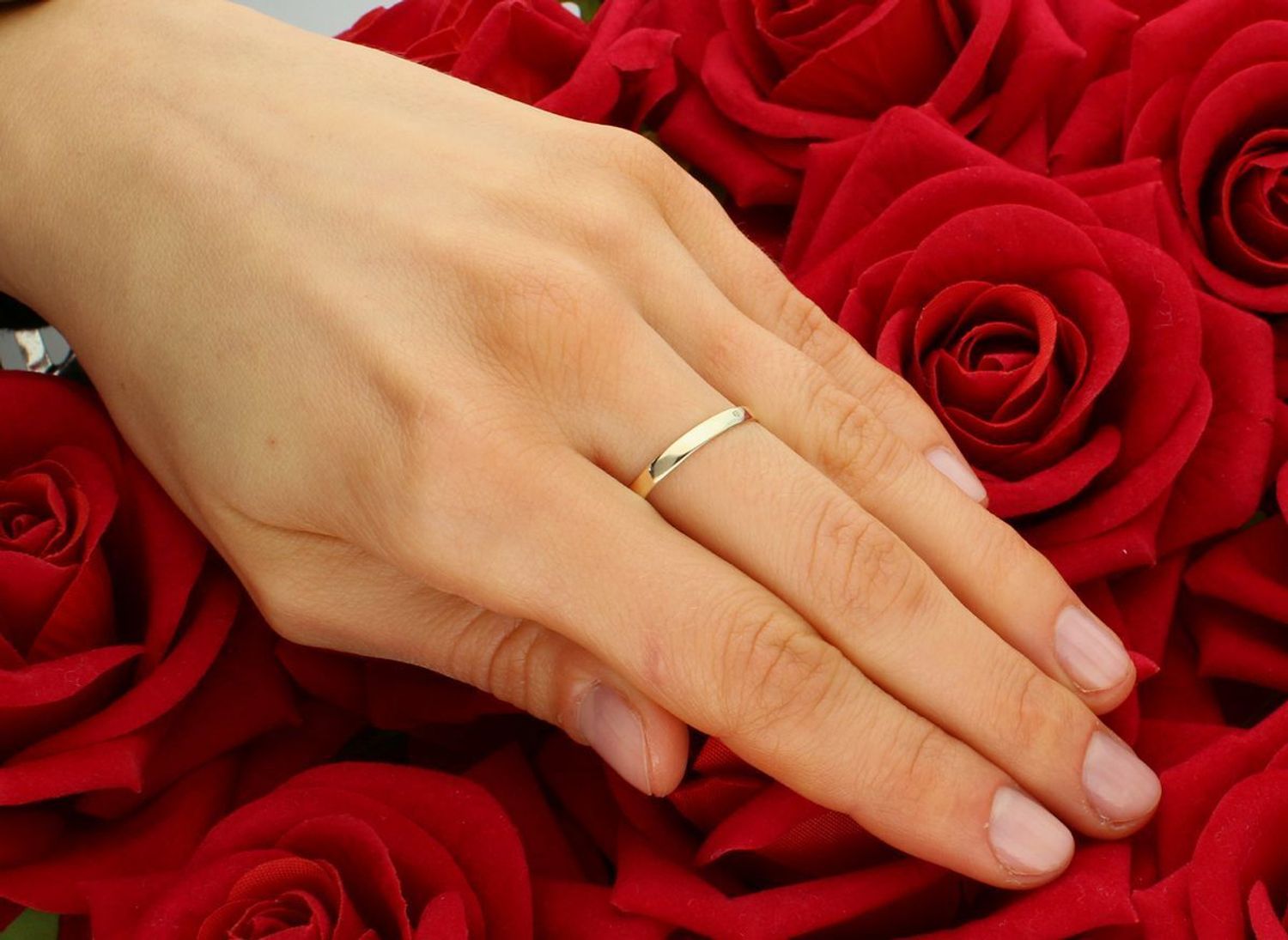 Złoty pierścionek Sygnet z grawerowanym wzorem próba 375, SY 69 375. Złoty sygnet z grawerowanym, prostym wzorem. Sygnet jest świetnym pomysłem na prezent, aby podkreślić ważność wydarzenia. 1.jpg